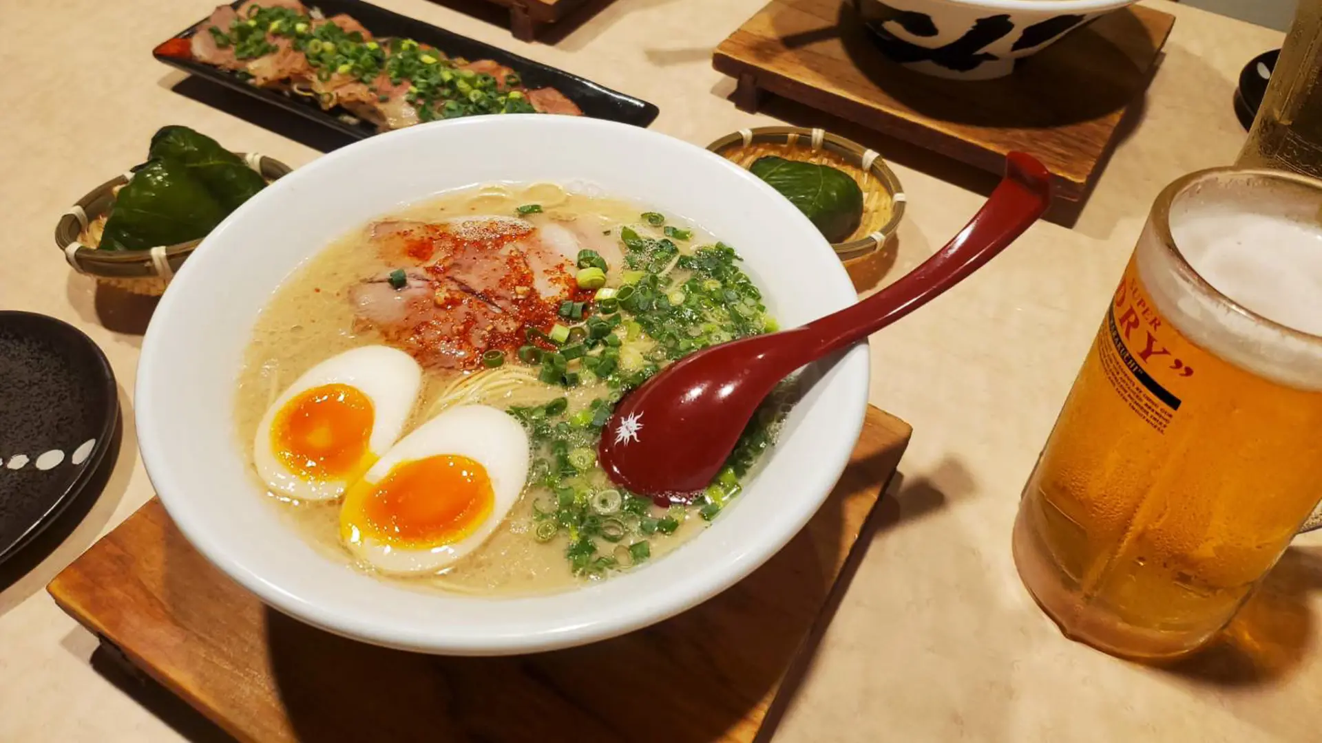 在广受在地人喜爱的「面屋GAGA  天神店」品尝香醇浓郁的豚骨拉面