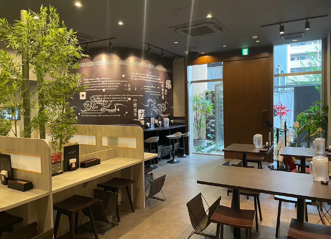 女性でも入りやすい雰囲気の店内