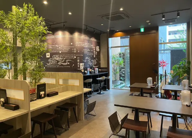 女性でも入りやすい雰囲気の店内