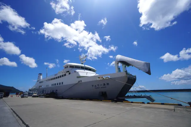 搭乘渡船前往，享受悠閒的乘船時光