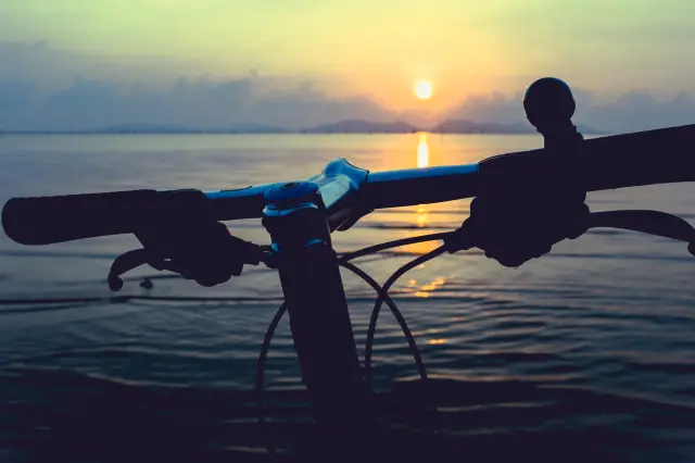 推薦騎自行車在島上悠閒巡遊