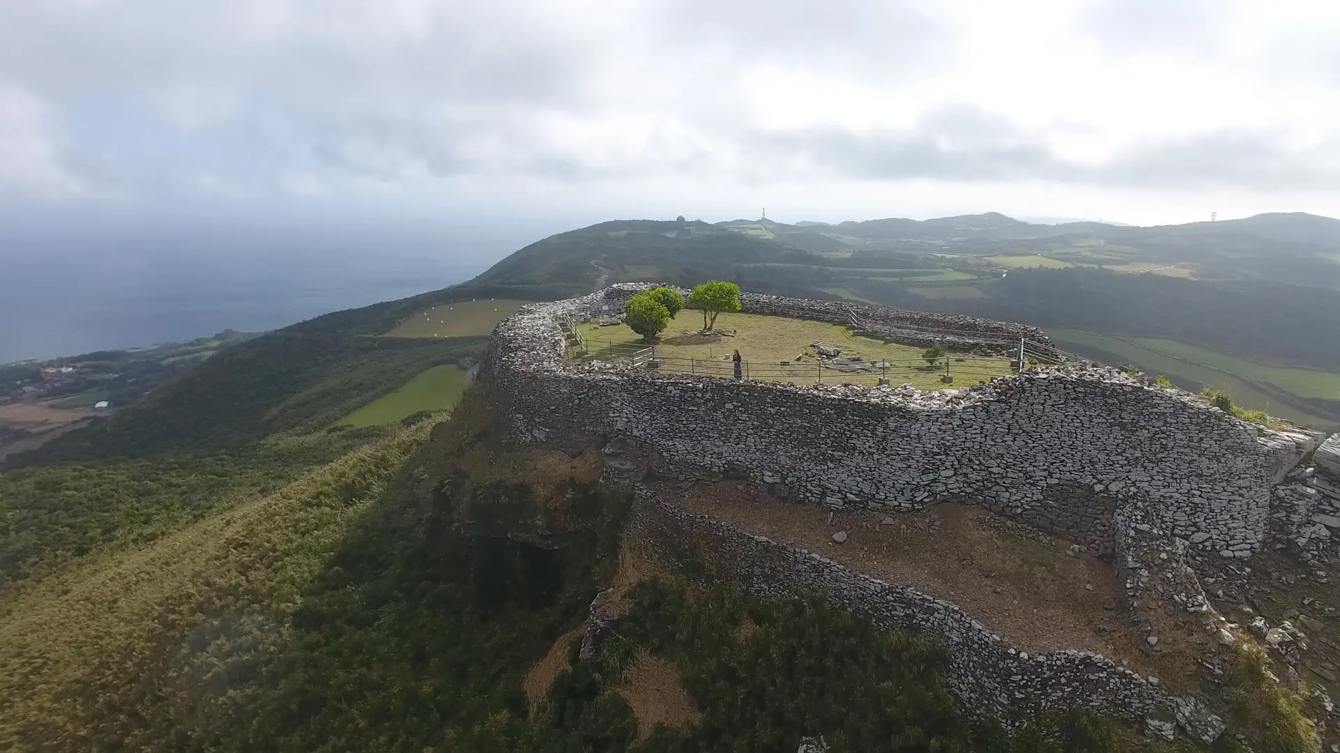 现今仍保留着高高堆砌的城墙