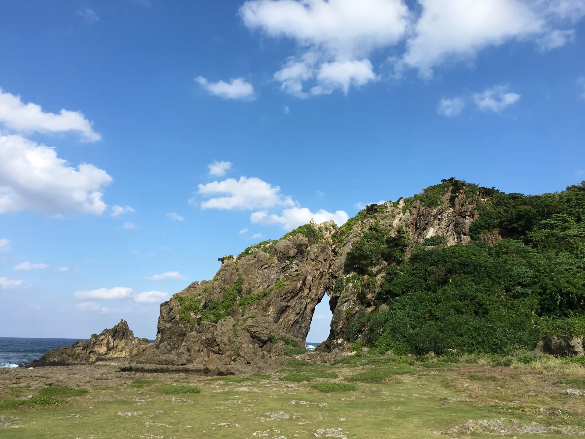 「MIFUGA」是海风与潮汐侵蚀形成的奇岩