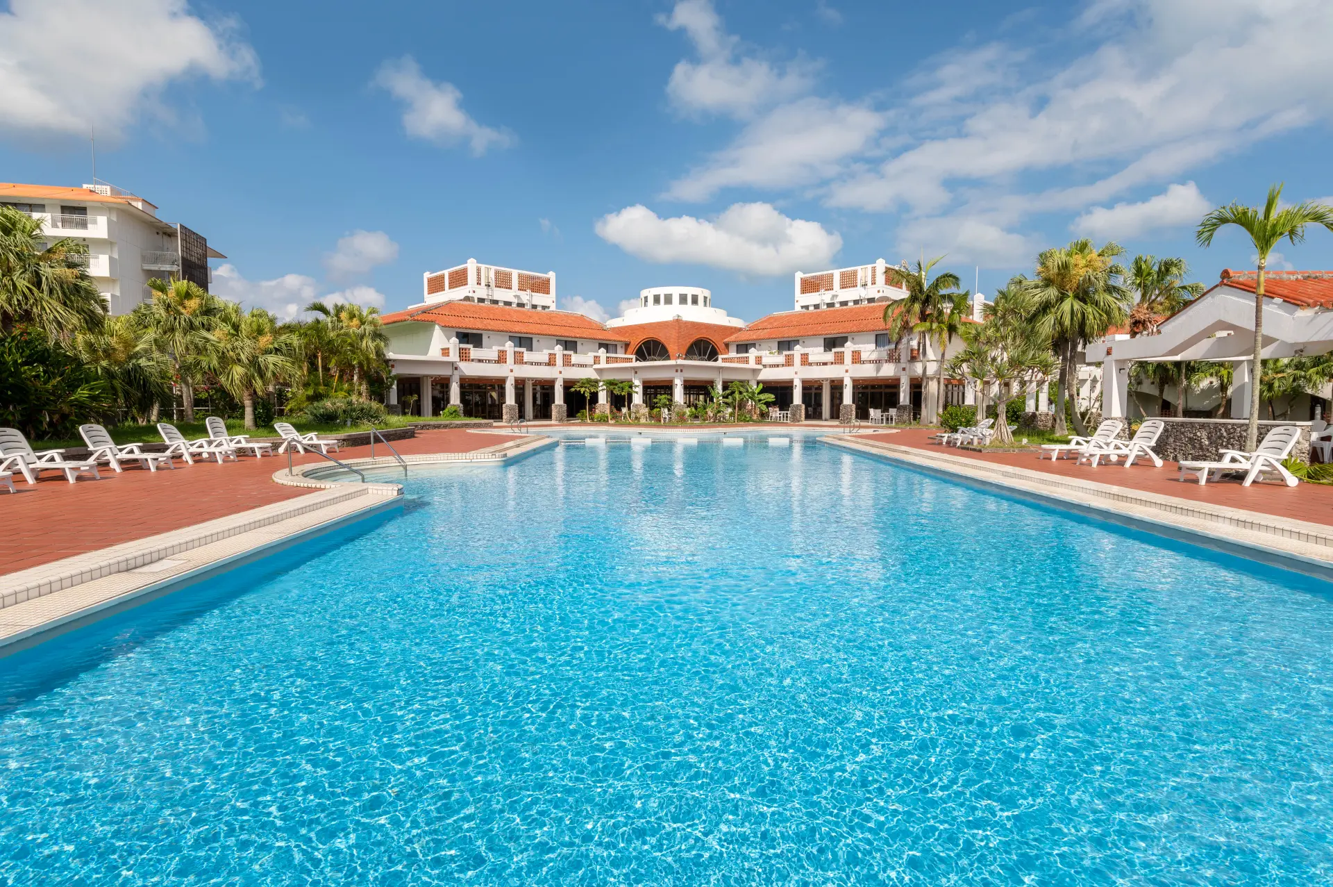 南国らしさを感じられる客室と美しい自然を一望できるプール