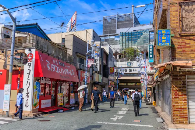 下町の温かさを感じられる商店街