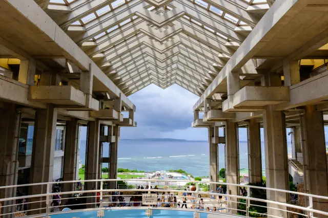 目の前には沖縄の海が広がる、開放感たっぷりのロケーション