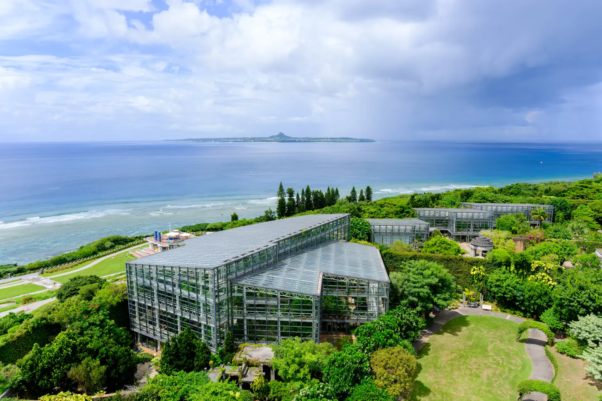 從高36m的展望台上遠眺的景色。可將海洋博公園和大海盡收眼底