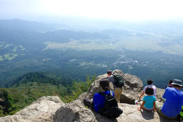 山頂からは美しい関東平野が望める
