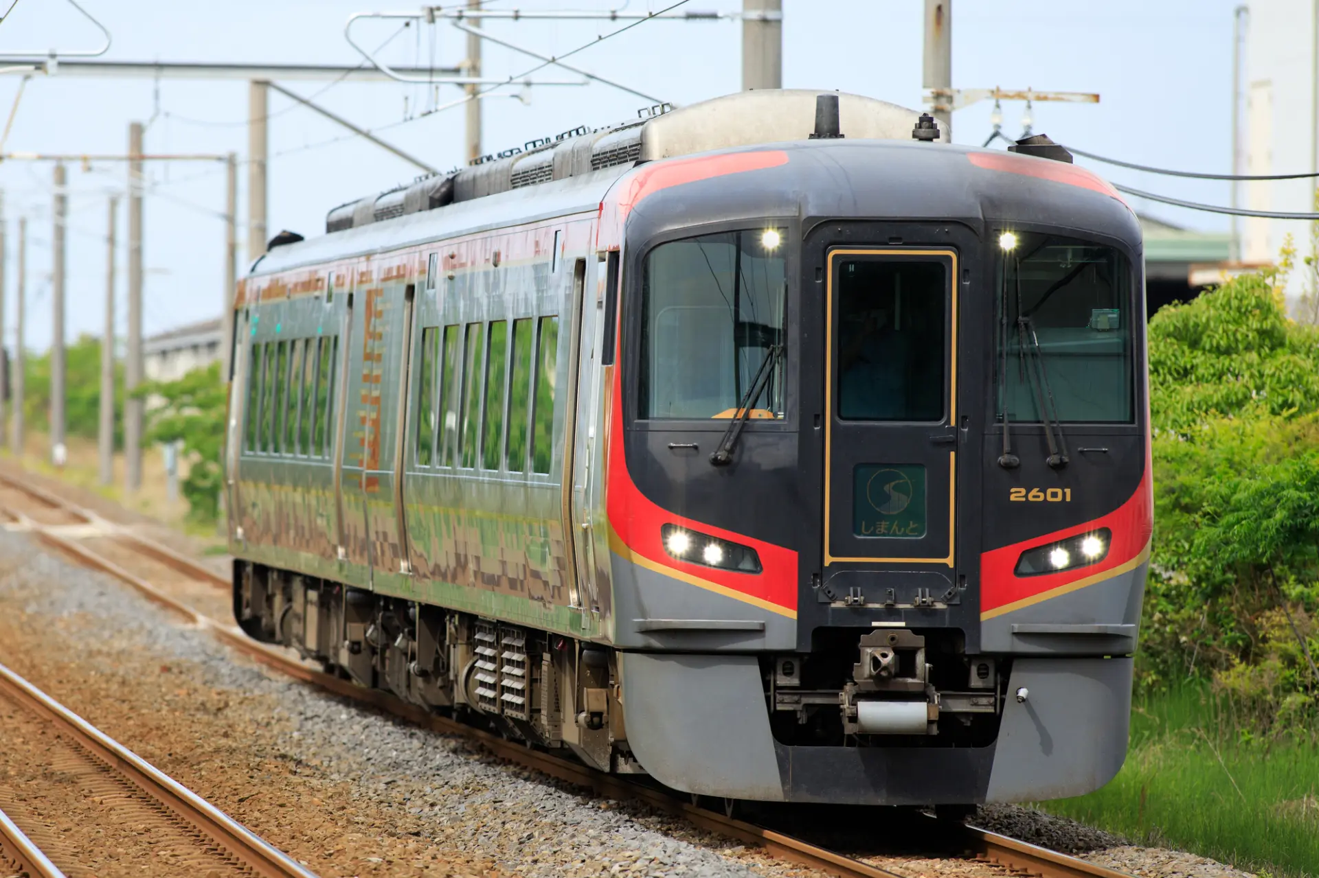 車窓から四国山間部の景色も楽しめる特急しまんと