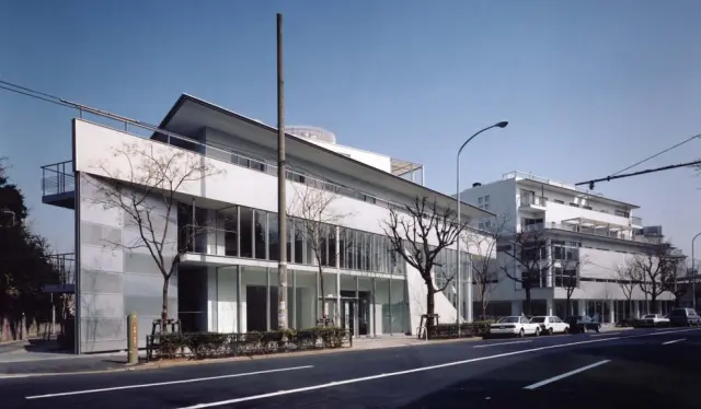 ハイセンスなグルメやファッションの店舗が集まる、代官山のシンボル的名建築