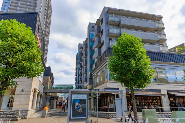 美しい建物自体も見どころの都市型複合施設