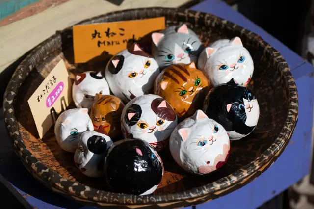 猫のモチーフなど多彩なだるまグッズを販売