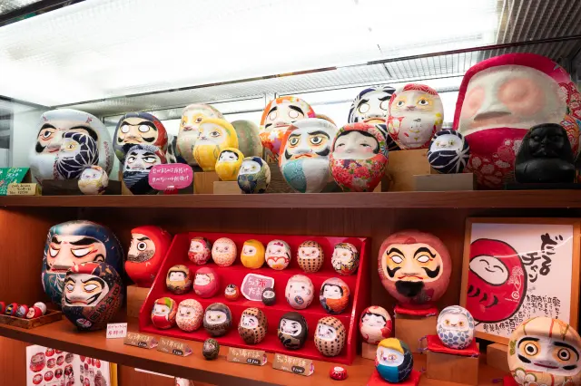 「多摩だるま」を中心にだるまの購入も可能