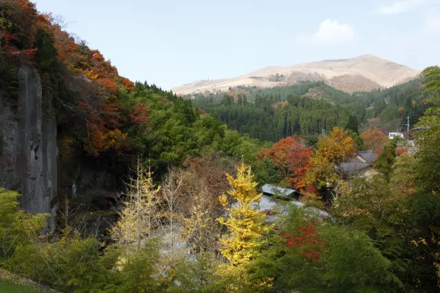 紅葉に包まれる黒川温泉