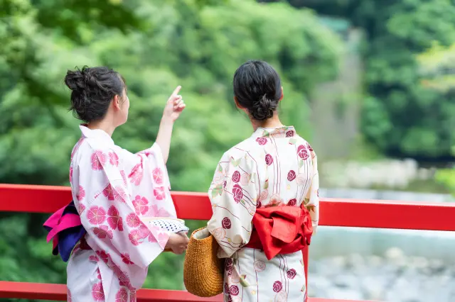 温泉街を浴衣で散策するだけでも特別な思い出になるだろう