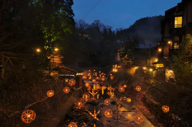 優しい光が温泉街を彩る湯あかり