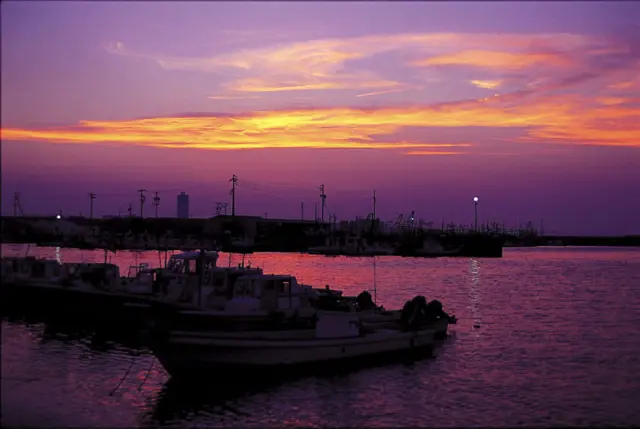 水平線から昇る朝日が美しい遠浅のビーチ