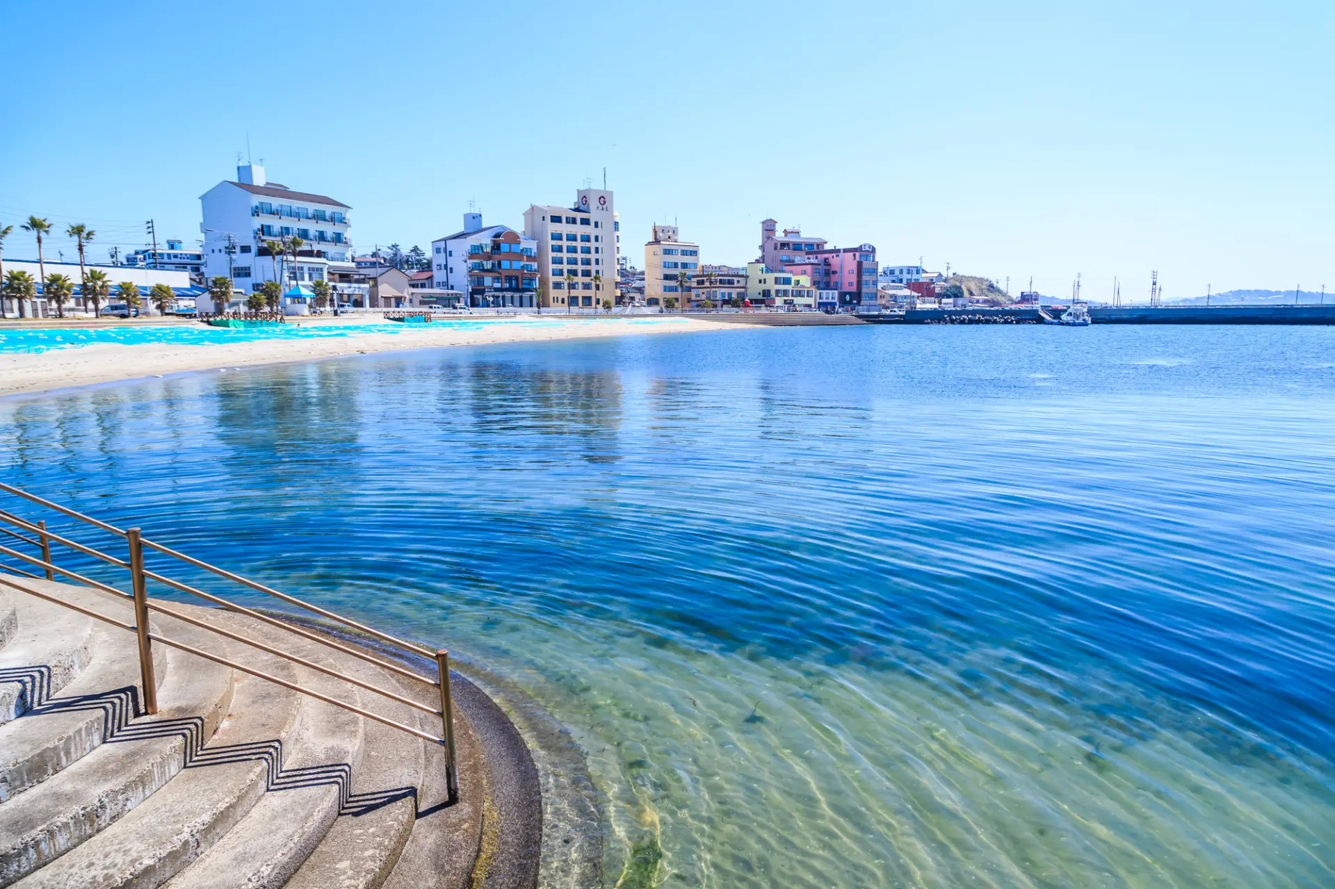 透き通る海が美しいビーチが目の前に広がる