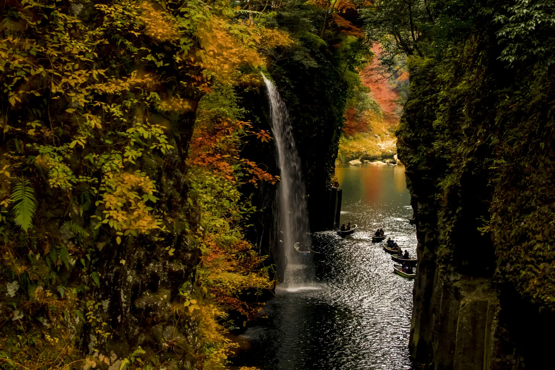 ボートから滝と紅葉を見上げる珍しい体験も魅力