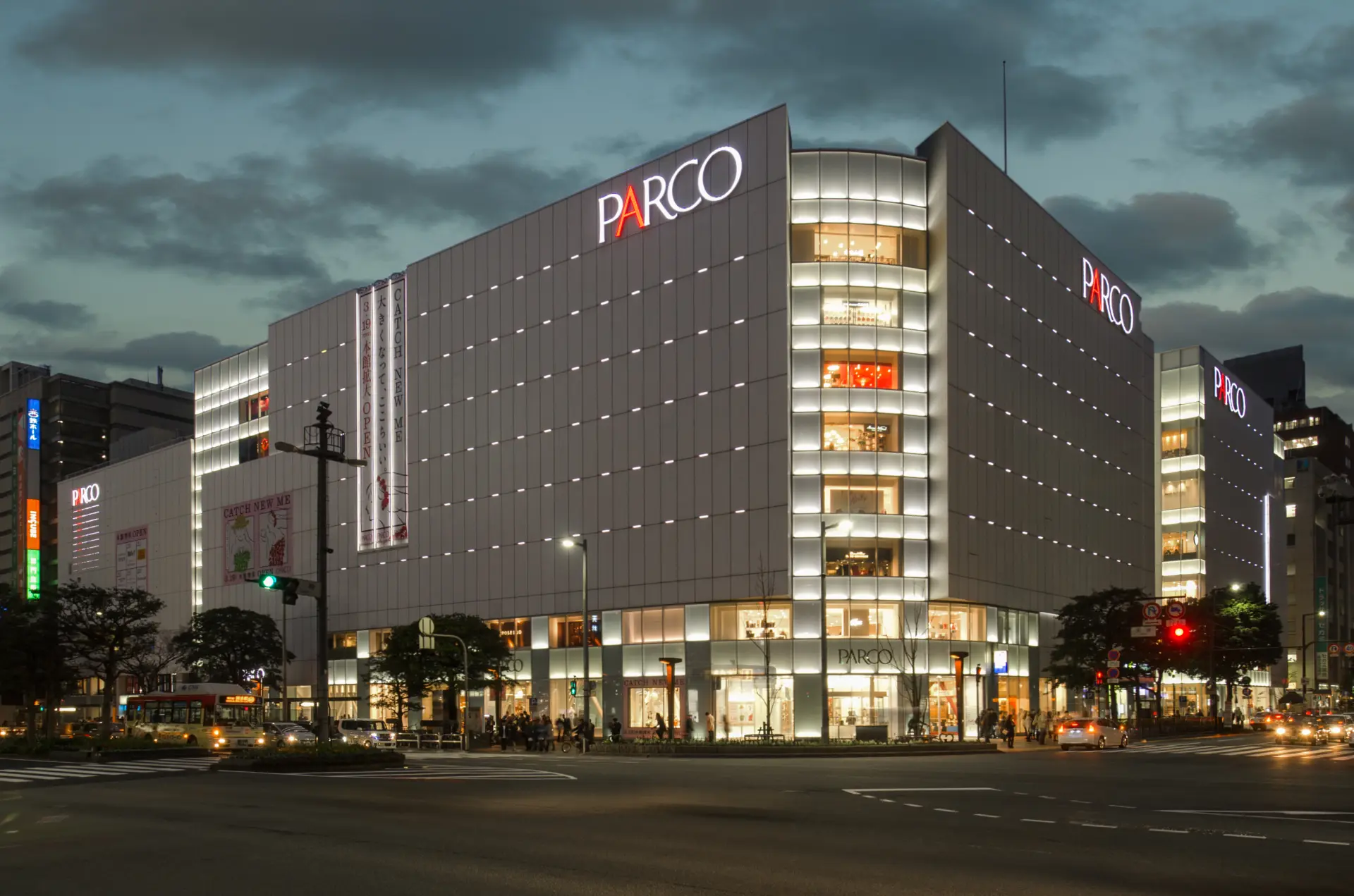 商场营业时间为10:00至20:30,餐饮营业时间为11:00至23:00