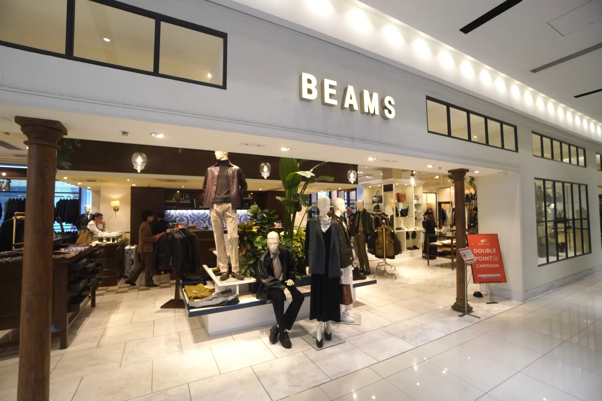 一楼有各种正式服装