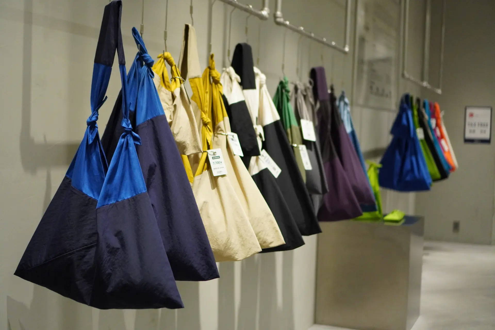 经典款「AZUMA BAG」相当时尚,在国外皆备受欢迎