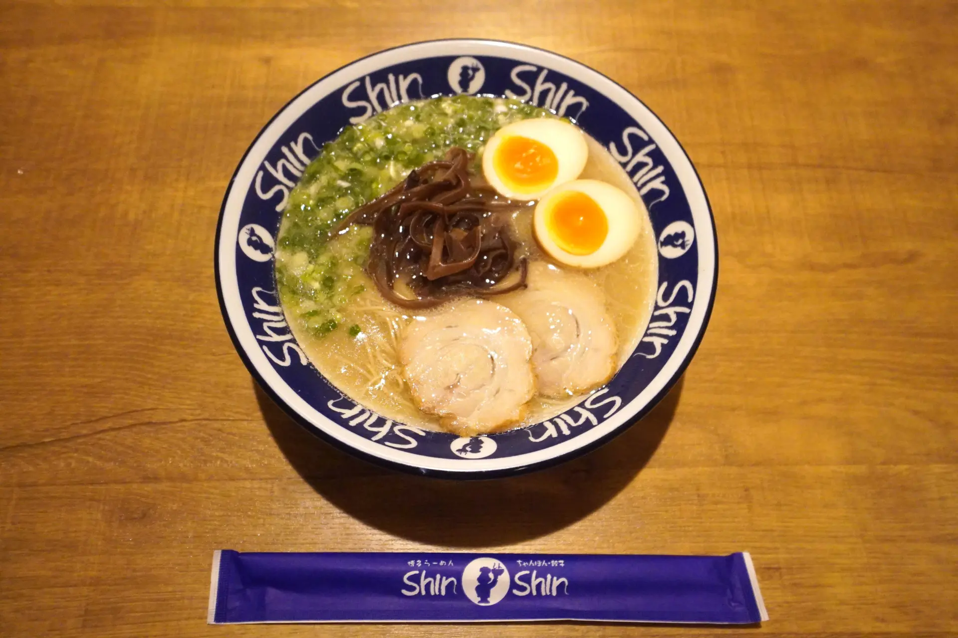 招牌的「水煮蛋拉面(煮卵入りらーめん)」的特色是清爽多汁的汤头