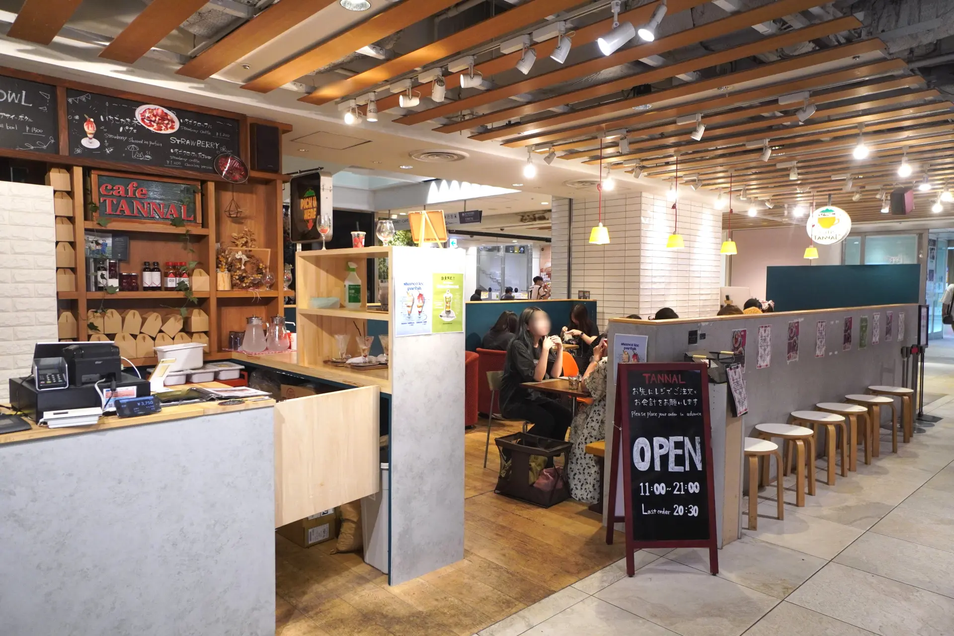 为草莓爱好者打造的甜品咖啡厅