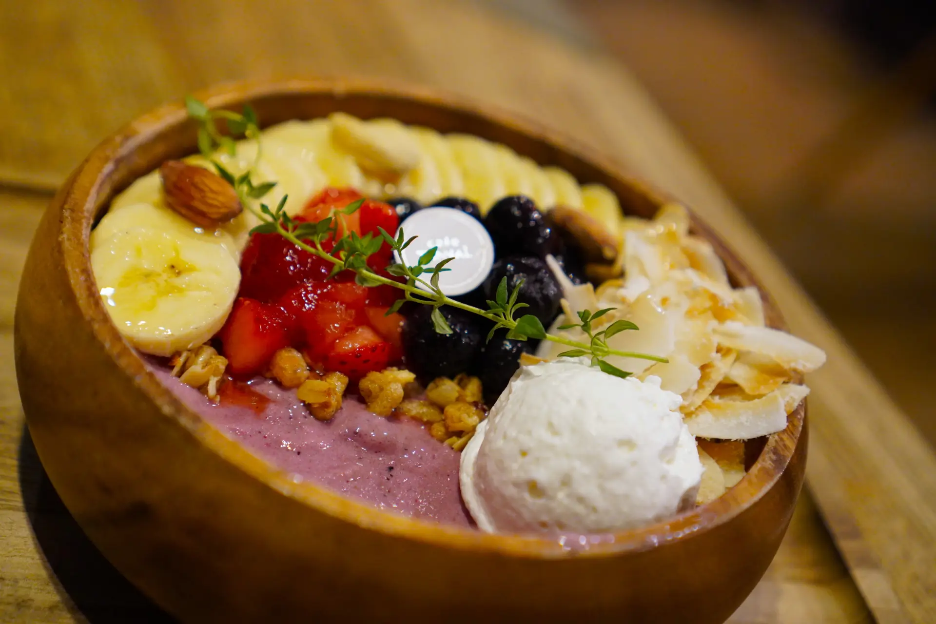 尝得到冰凉酸甜的「巴西莓果碗(アサイーボウル)」