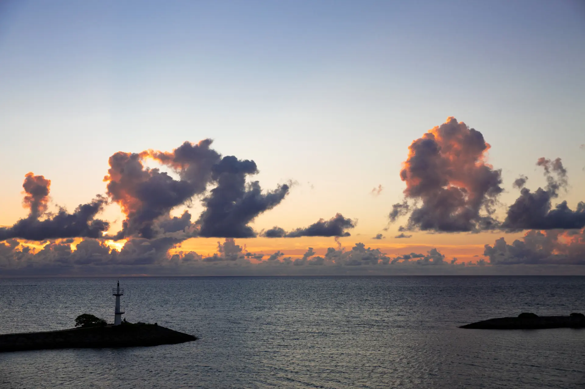 恩納村の美しい夕焼けを楽しみながら「恩納だから。」へ