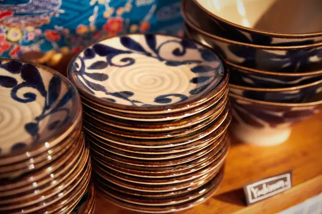 料理を引き立てるやちむんの食器