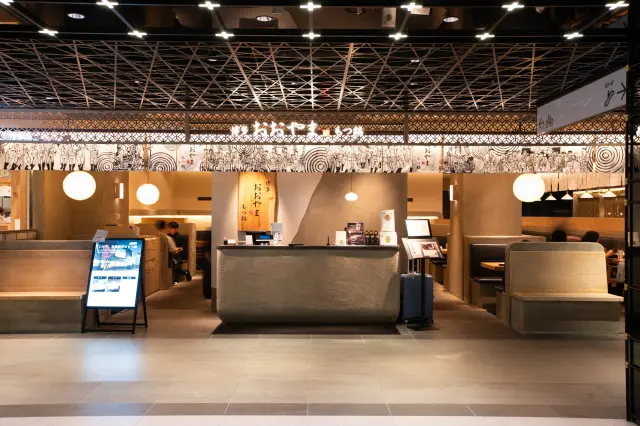 オープンスタイルの明るい店構え