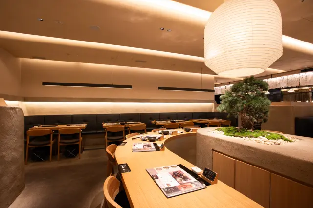 店内中央に配された円形のカウンター席