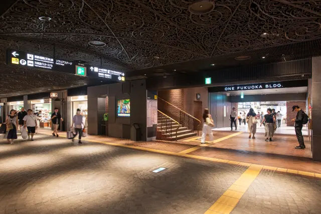 天神地下街の「東5」と書かれた入り口が目印