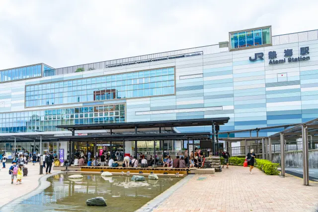 熱海駅前には足湯もあり、温泉気分がアップ！