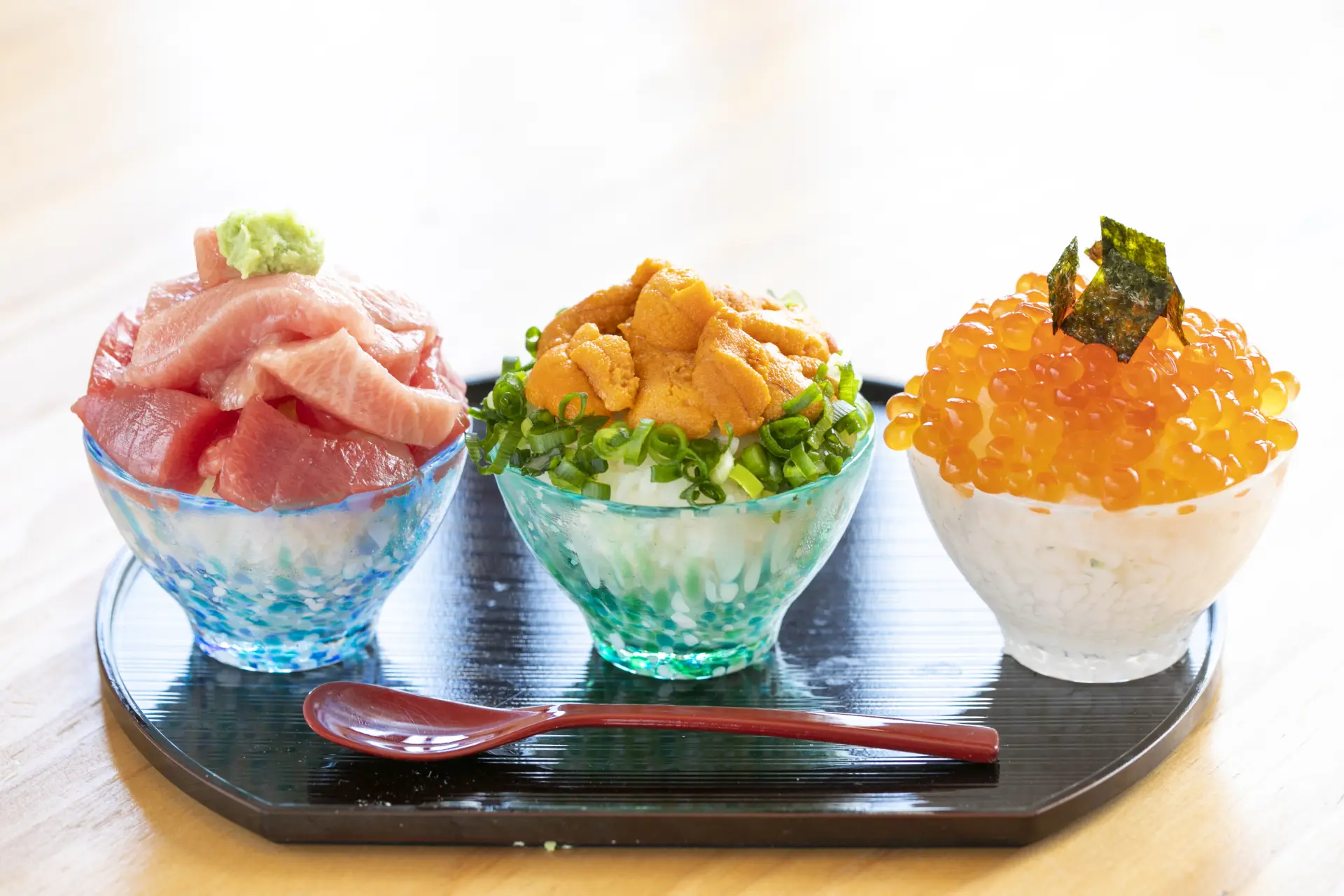 「ウニとろイクラ ミニ丼セット」ならちょっとずつ贅沢に!