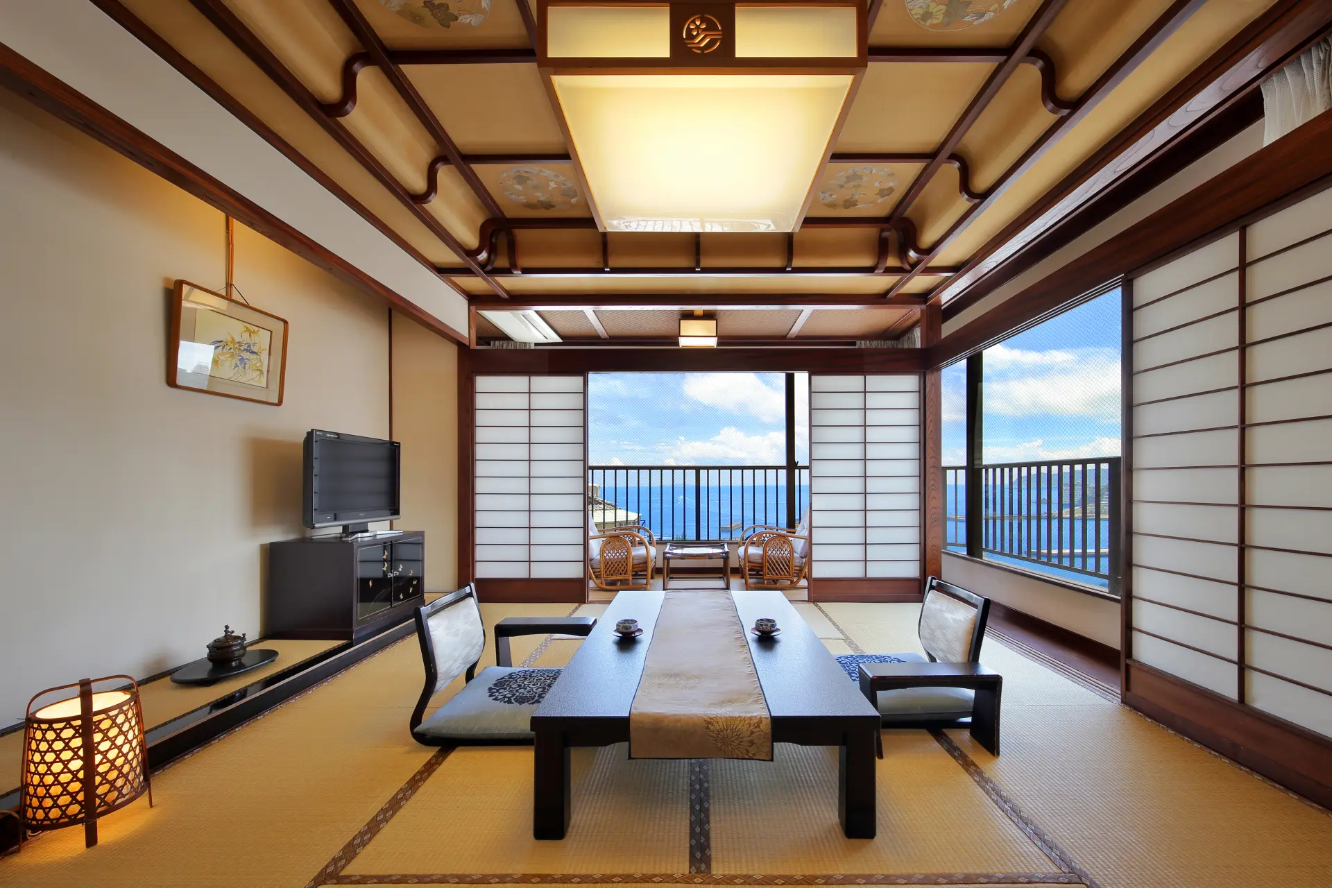 オーシャンビューの客室でのんびりと寛げる