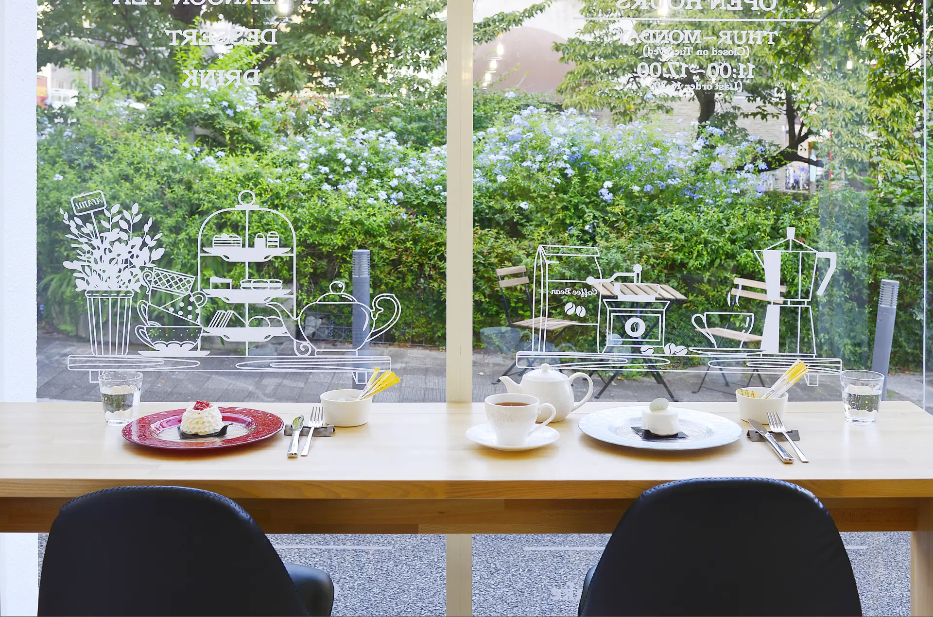 カウンター席では糸川遊歩道沿いの季節の花を眺めながらカフェタイムが楽しめる