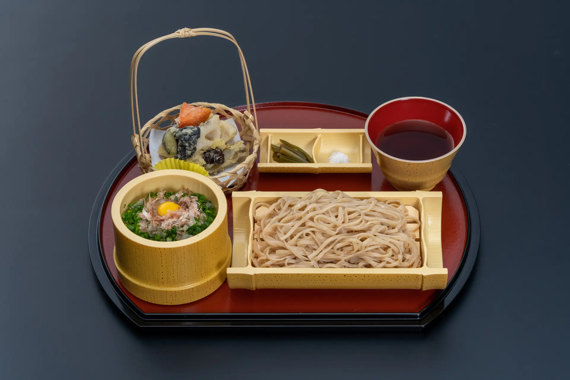 きな粉を練り込んだ金な粉そばがメインの「大御所御膳」