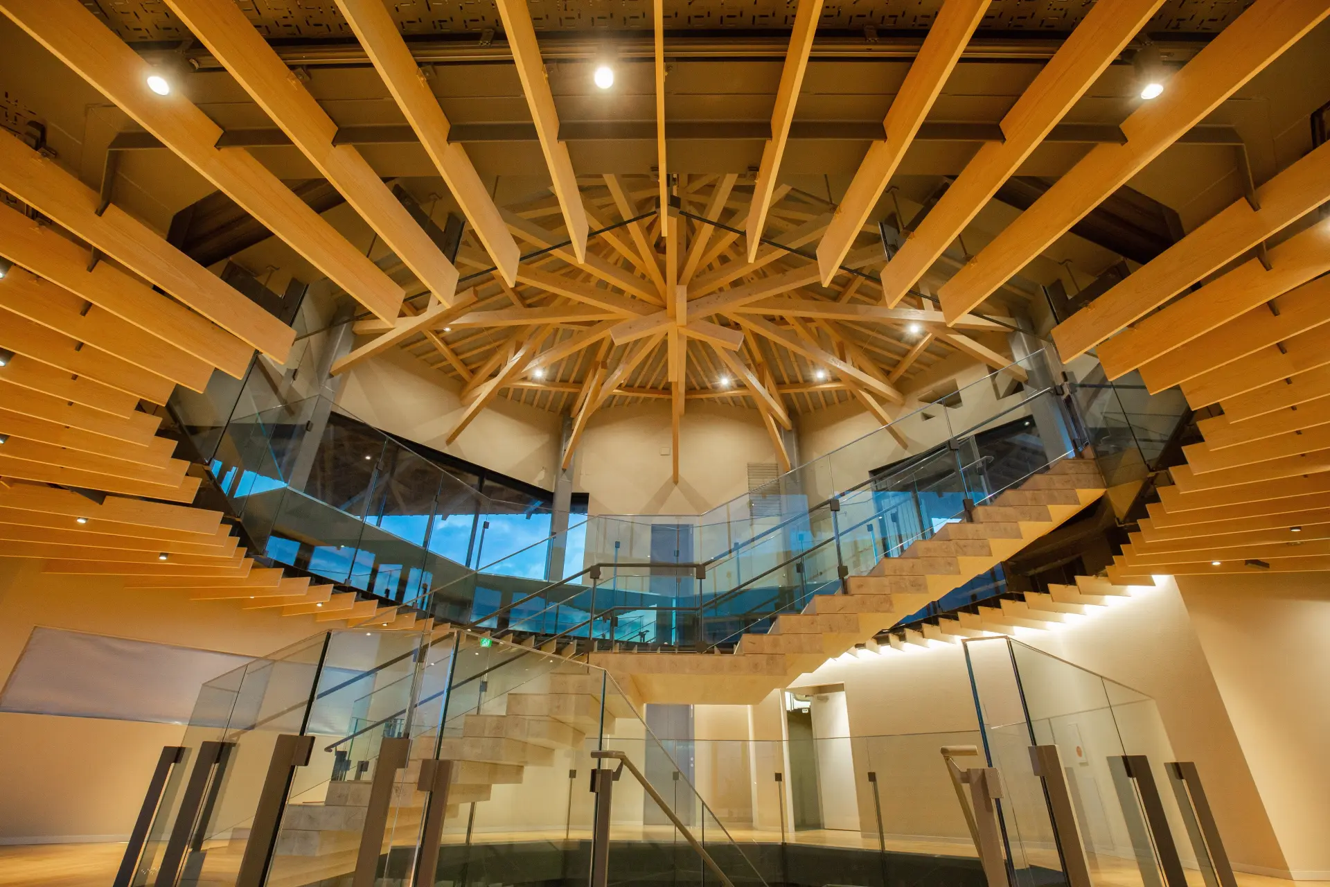 日本平の歴史などを紹介する展示エリア、ラウンジスペース、展望フロア、屋外の天望回廊で構成