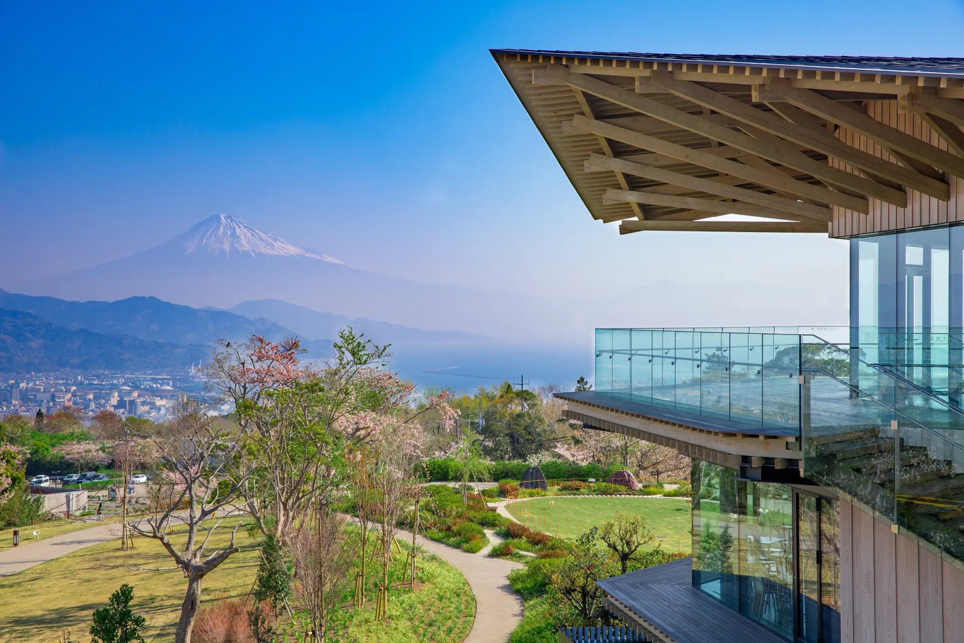 展望回廊は終日入場可能なので、夜景スポットとしても人気