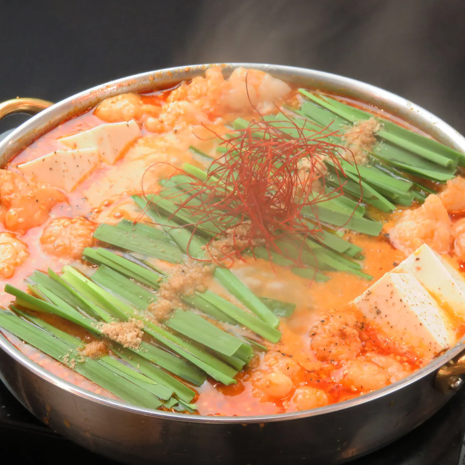 吸引许多回头客的「辛味噌牛肠锅」