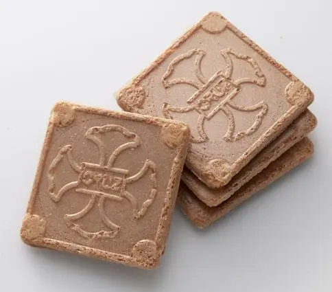 餅乾上印有「CRUZ」字樣與「花十字架」圖案，是當時日本禁教時期，隱藏信仰的基督徒（隱匿基督徒）所使用的象徵符號