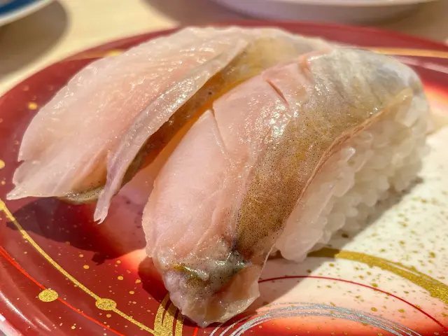 北海道では、生ホッケの握りが食べられる