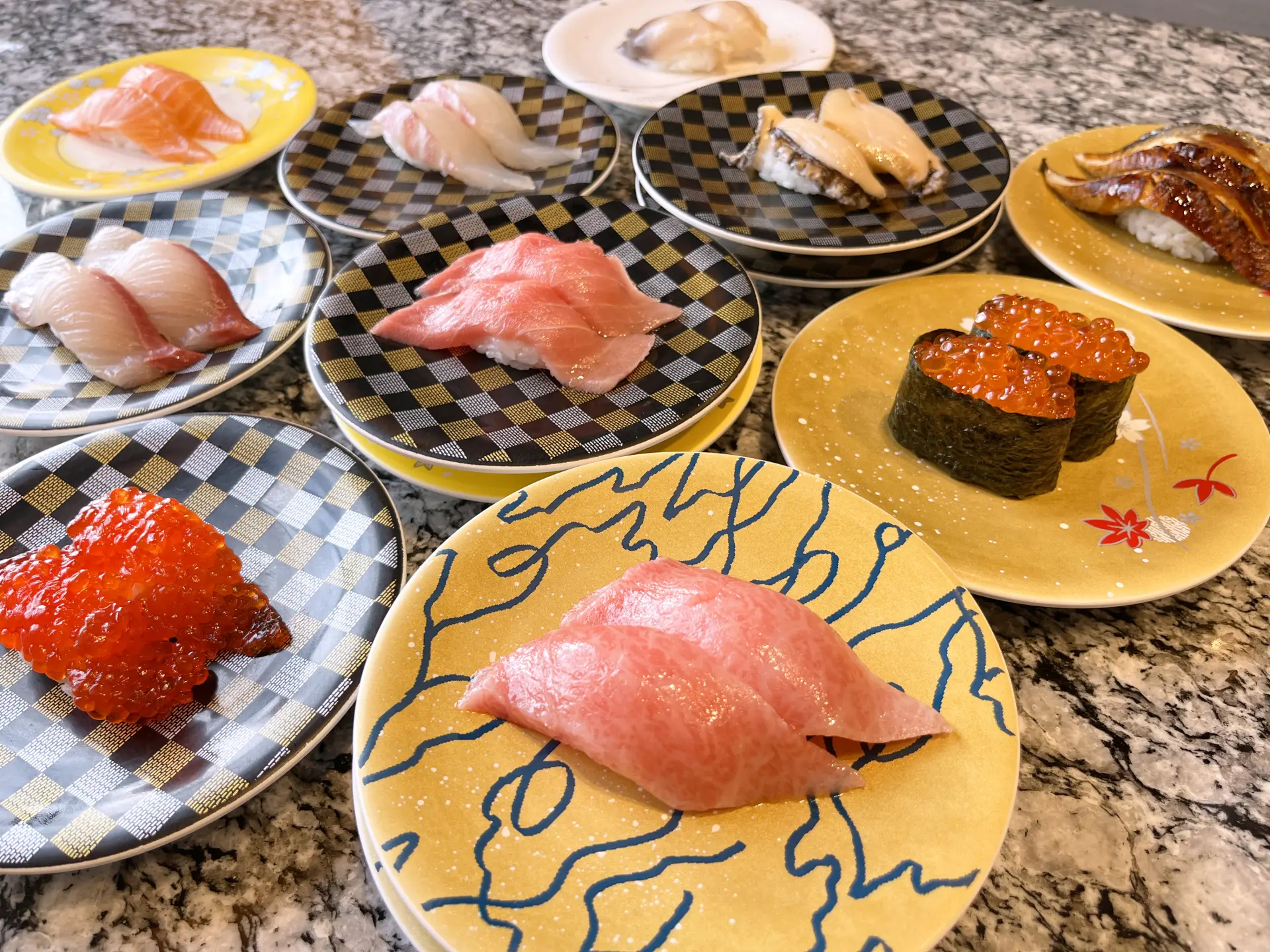 活イカをはじめ贅沢なネタが並ぶ