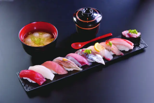 氷見の朝獲れ旬魚が中心に自慢のネタを揃えた10貫盛り