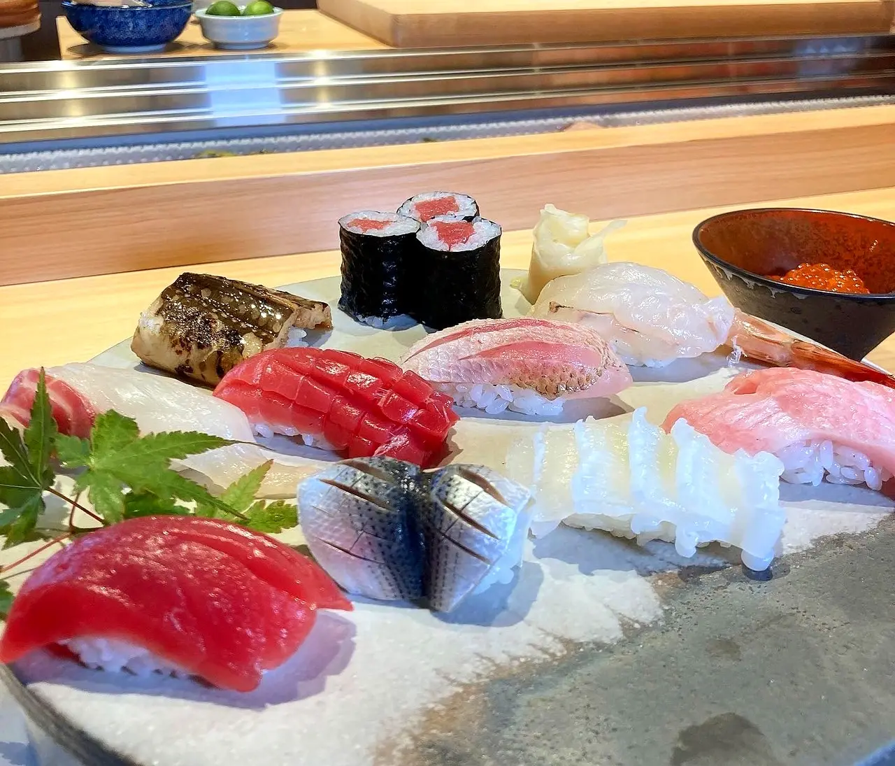 まぐろファンなら見逃せない生本まぐろをはじめバラエティ豊富なネタが並ぶ