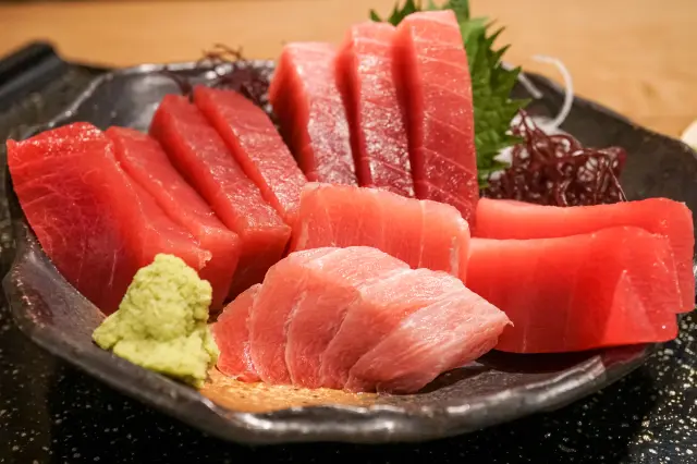 とろける食感と深い味わいが感じられる「三崎まぐろ」