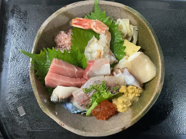 地魚を使用した「海鮮丼」