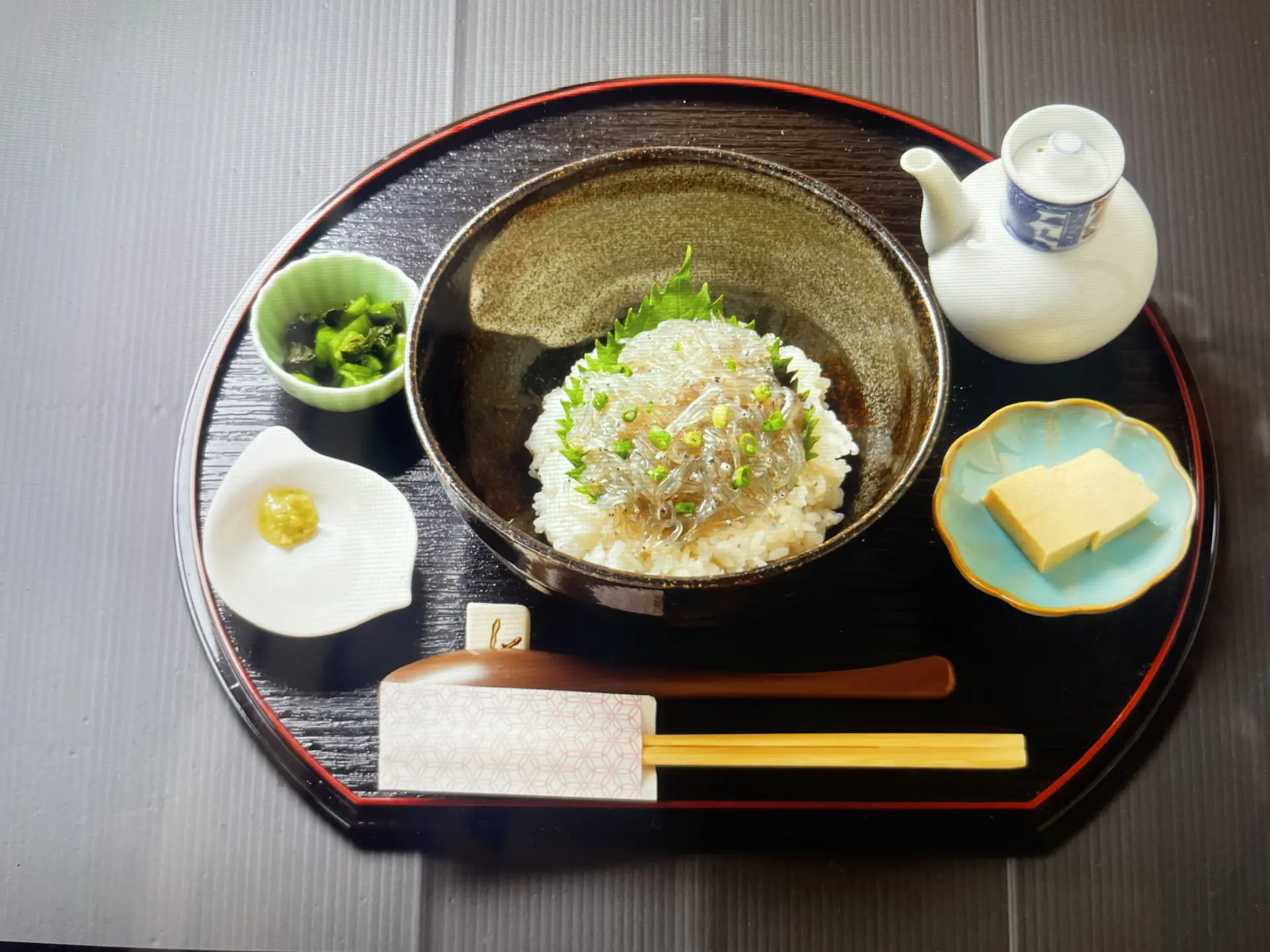 しらすの甘さを感じる「生しらす丼」